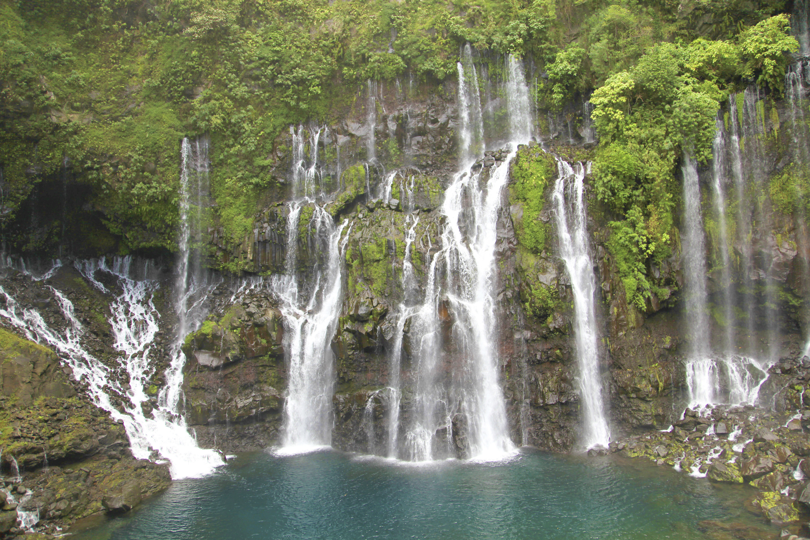 Водопадами падали. Остров Реюньон водопады. Сейшелы водопад. Водопады Сейшельских островов. Реюньон красивые места жилие.